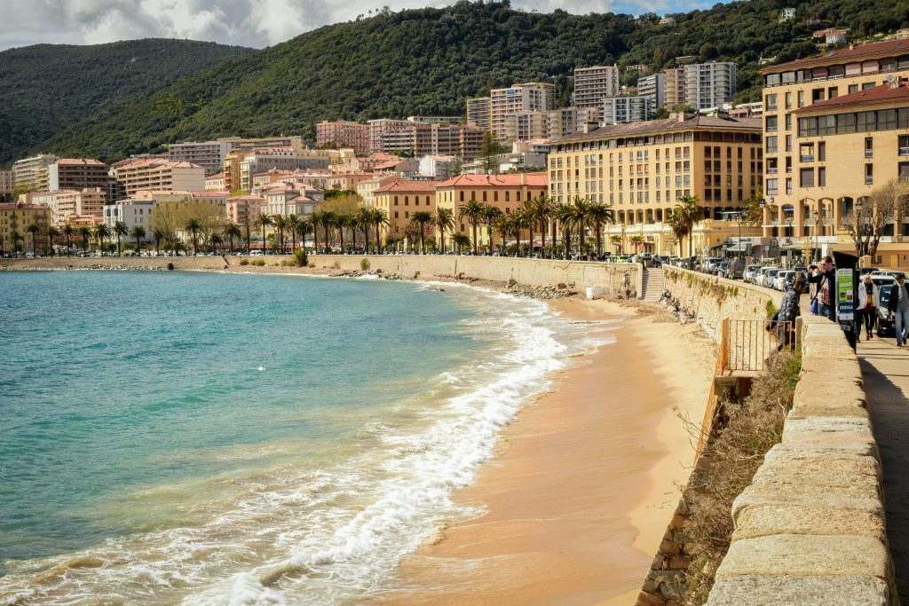 Photo de la plage en centre-ville avec les immeuble en arrière plan