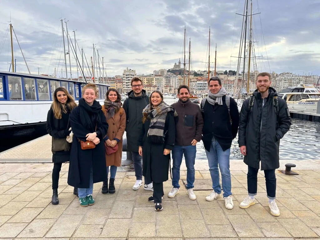 Photo de l'équipe Dotmap au Vieux-Port à Marseille