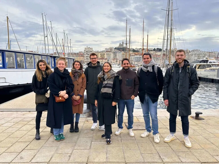 Photo de l'équipe Dotmap au Vieux-Port à Marseille