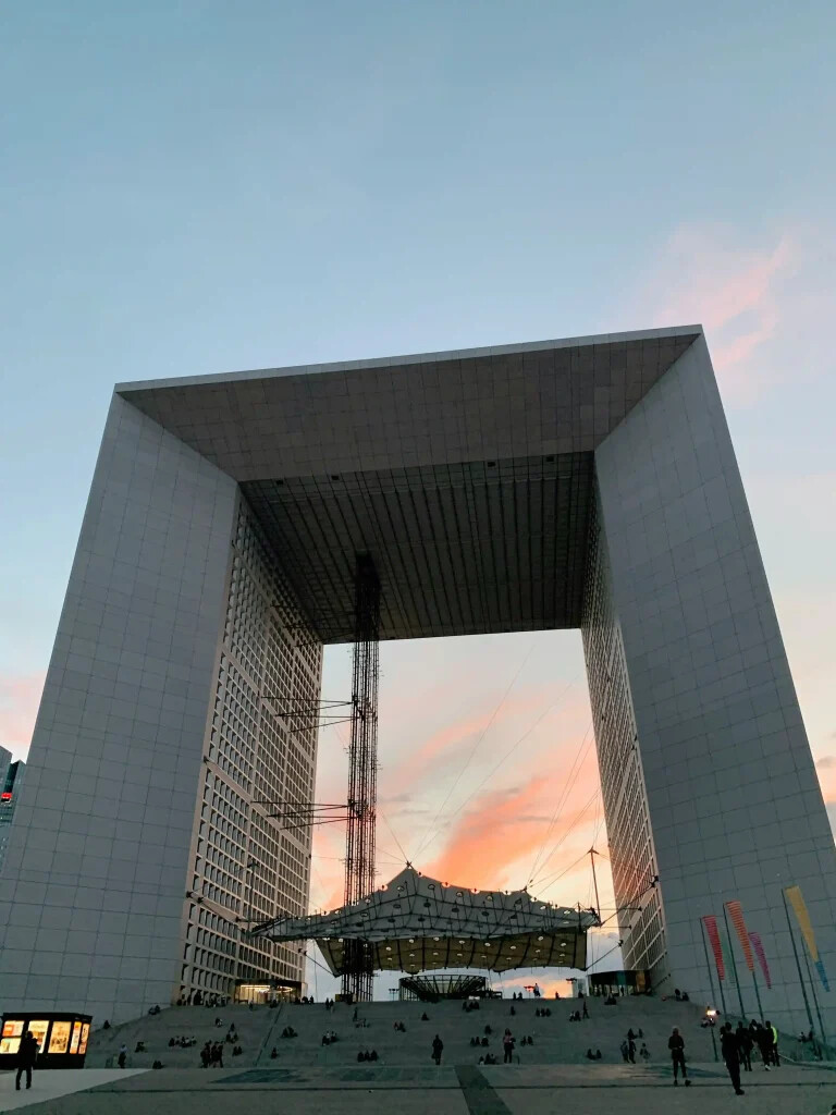 Photo présentant la Grande Arche à la Défense