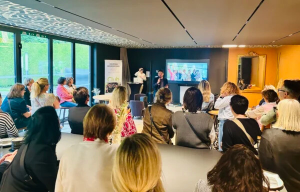 Brief d'une activité avec une personne au micro et un écran pour diffuser le scénario