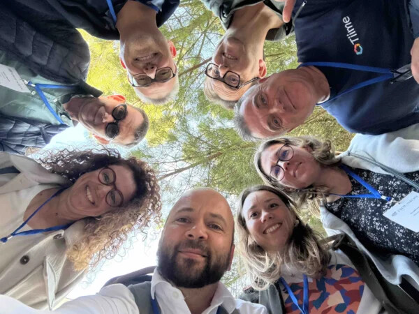 Une équipe réalise un selfie en contre-plongée pour une thématique créative de défi photo