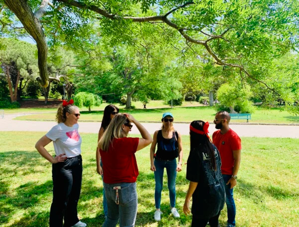 Une équipe discute sous un arbre dans le parc Borély à Marseille