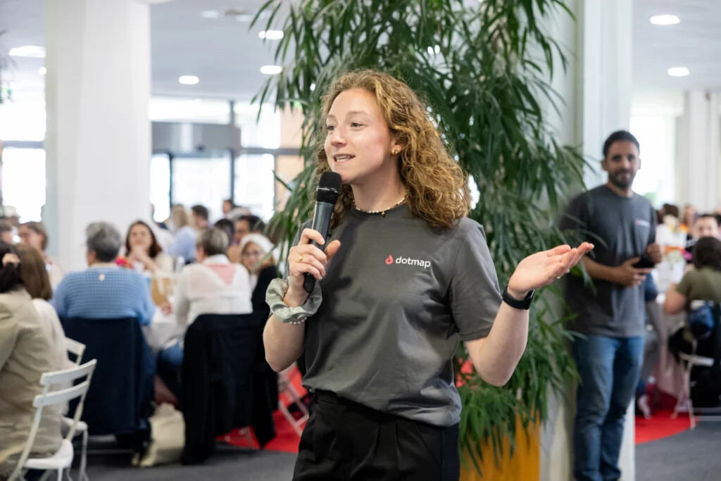 Eléa, basée à l'agence événementielle à Lille anime au micro une activité de team building à table