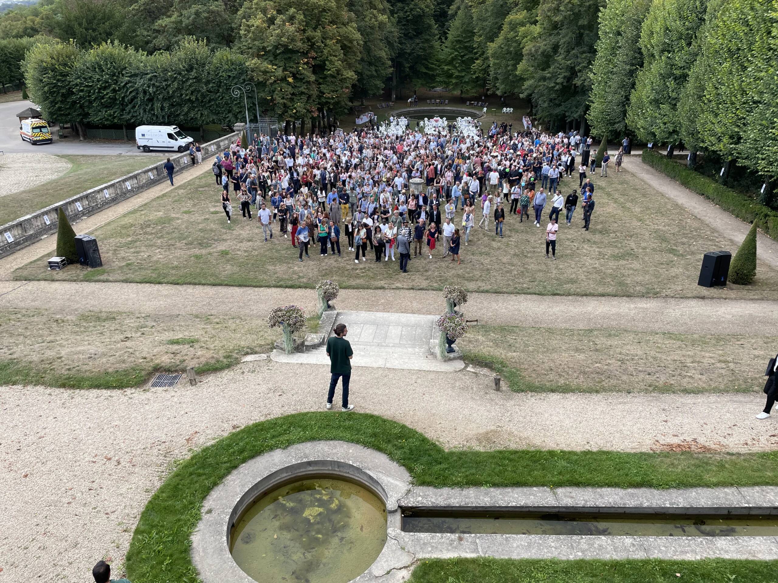 Photo d'un grand groupe à Carcassonne lors d'un séminaire qui se réunit sur le terrain d'un lieu de séminaire pour une photo panoramique