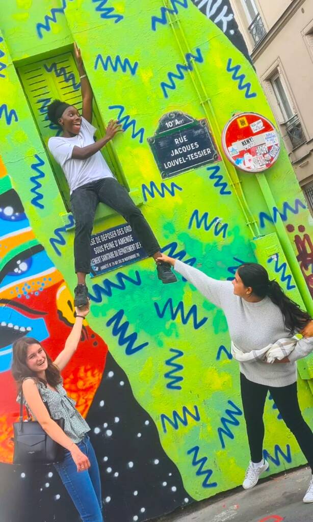 un groupe de personne réalisant un défi street-art