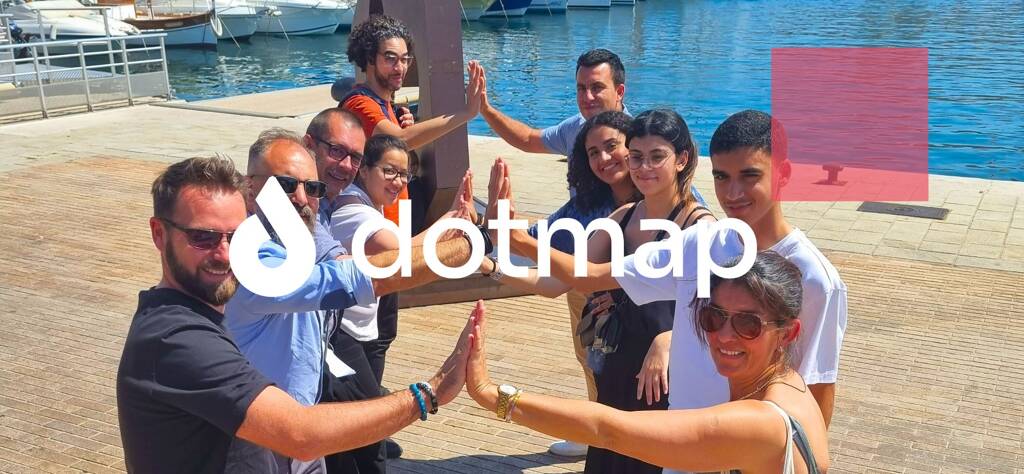 groupe de personne sur la plage qui réalise un team building à Marseille